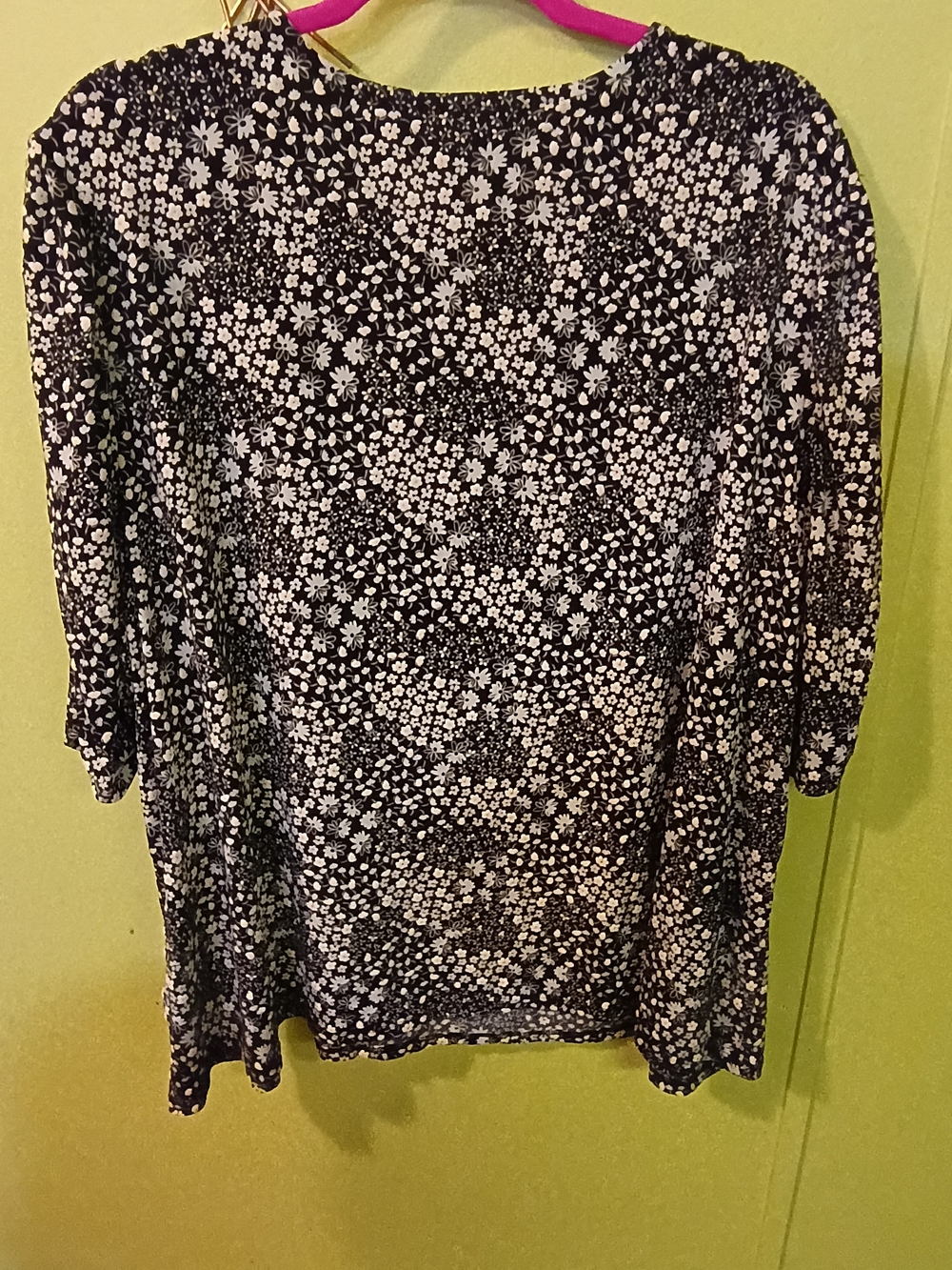 Women’s Black & White Floral V-Neck Top Size 26/28 - Picture 3 of 3